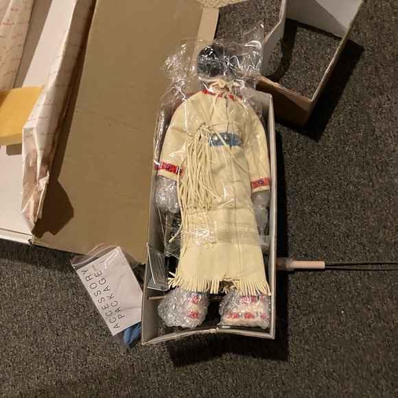 Danbury mint Morning Song Bride Doll - Picture 2 of 3